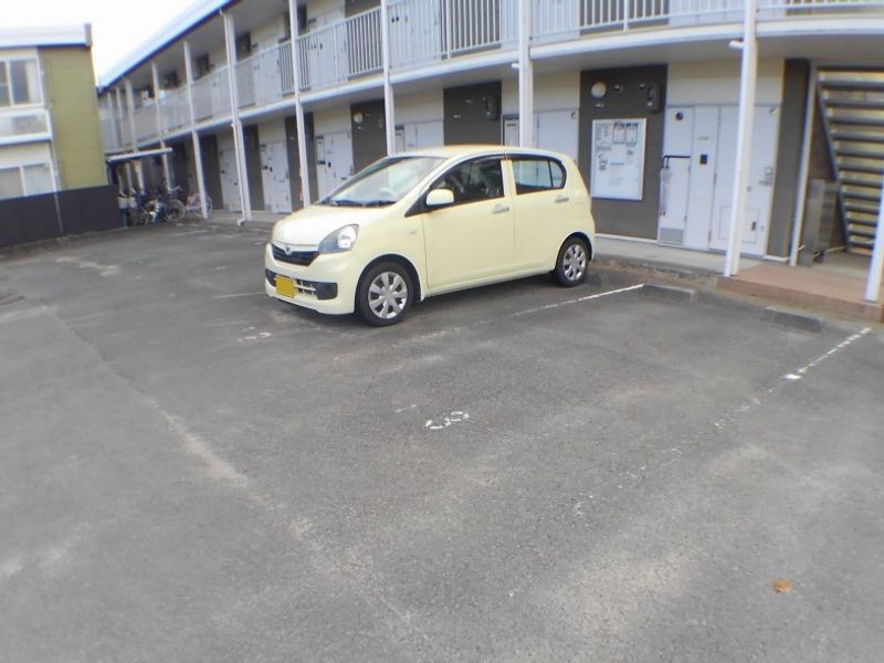 レオパレスＢＩＧ　ＳＴＯＮＥ 駐車場