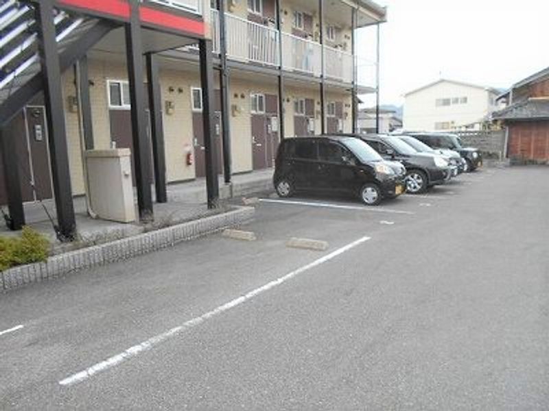 レオパレスあけぼの 駐車場
