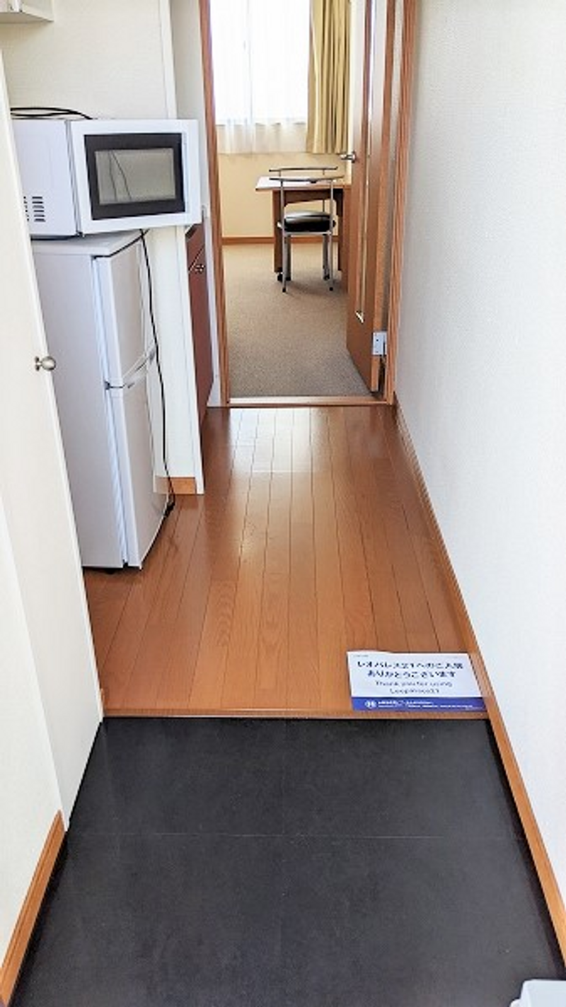 レオパレスやすらぎ 玄関