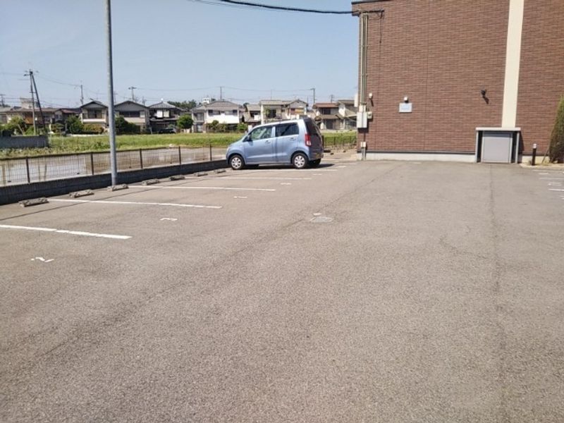 レオネクストエムズコートＣ 駐車場