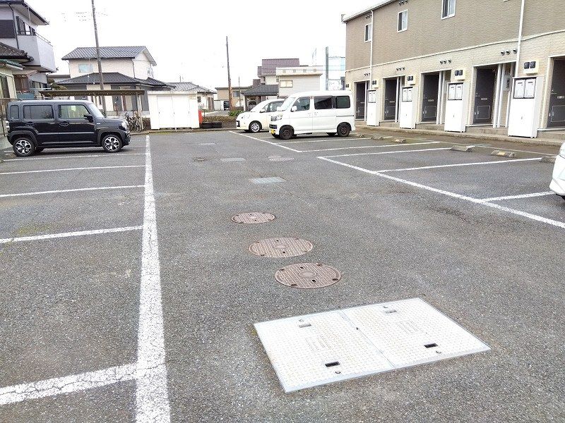 レオパレスサルビア 駐車場
