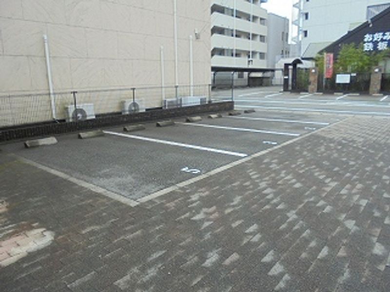 レオパレスグリーンエコー安田 駐車場