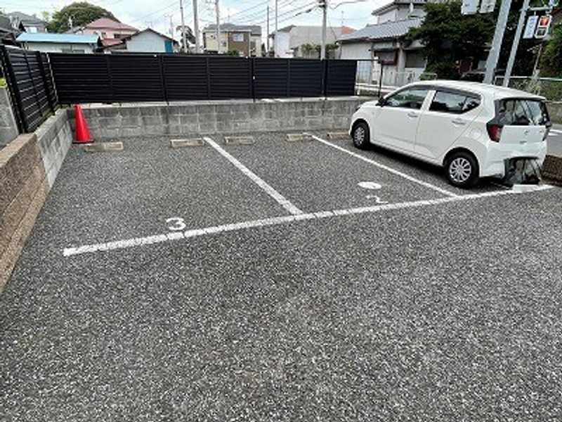 レオパレスフローラガーデン 駐車場