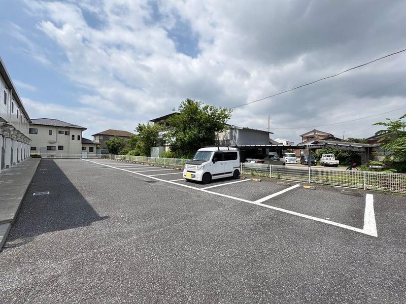 レオパレスラポール 駐車場