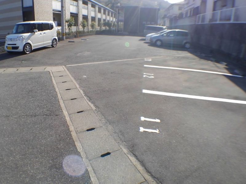 レオパレスアセイタール 駐車場