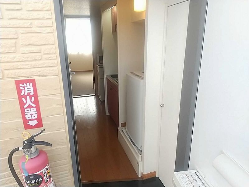 レオパレスわかば 玄関