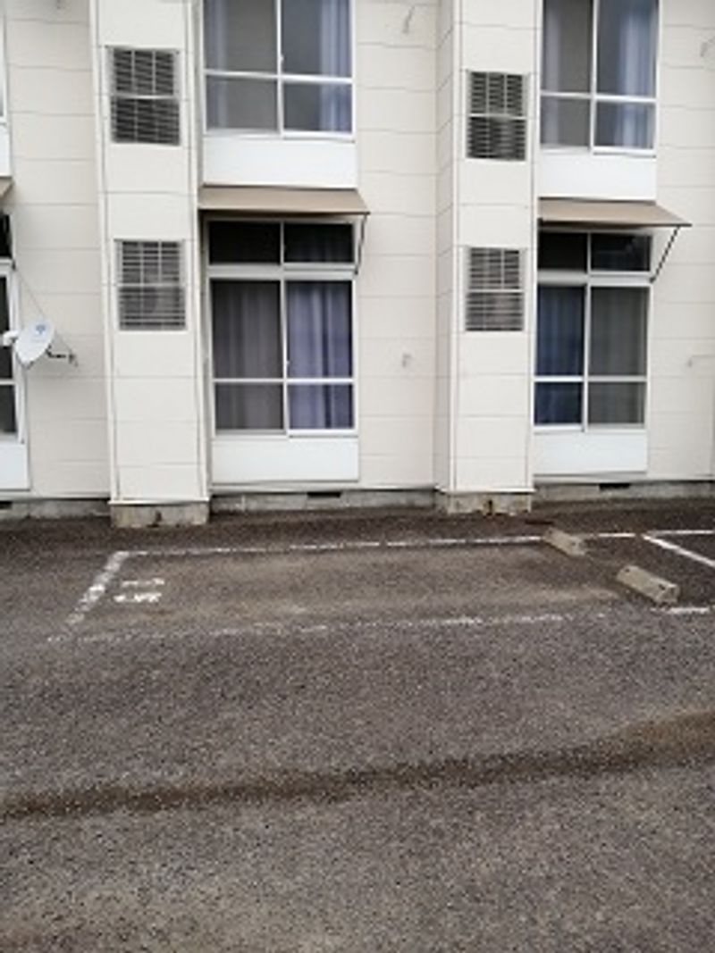 レオパレス三色吉 駐車場