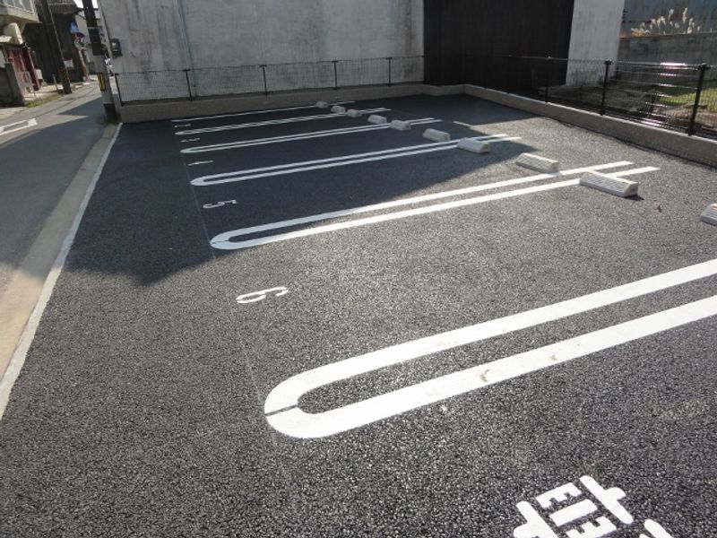クレイノシャルマン中通 駐車場