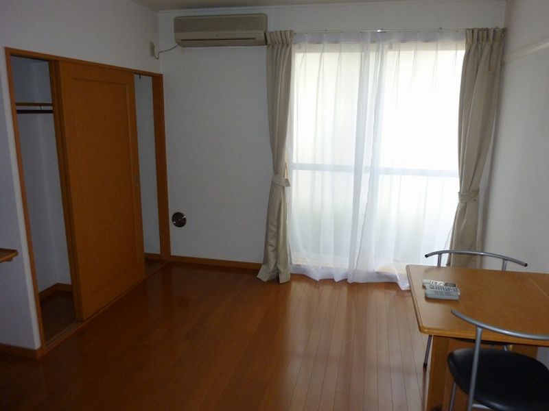 レオパレス古市場２ 居間