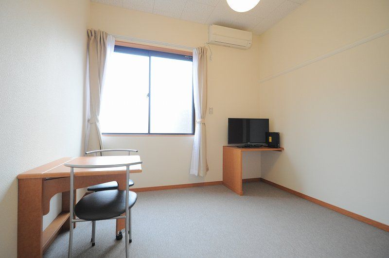 レオパレス佐久間町 居間
