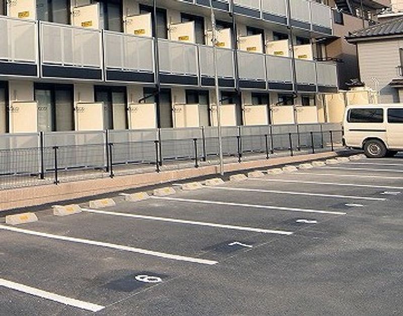 レオパレスフリーダムベッセルⅣ 駐車場