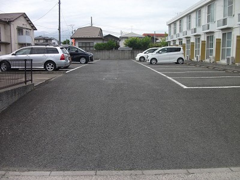 レオパレスコンフォール 駐車場