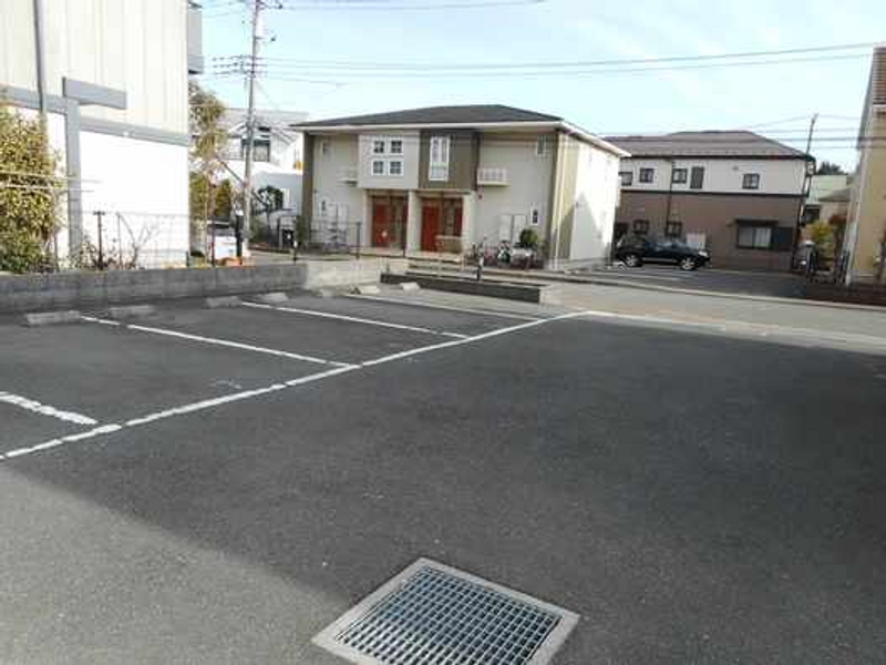 LEONEXT Grande Espacio Parking lot