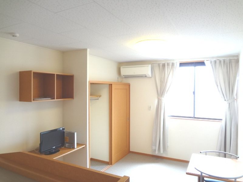 レオパレス寺東第２ 居間