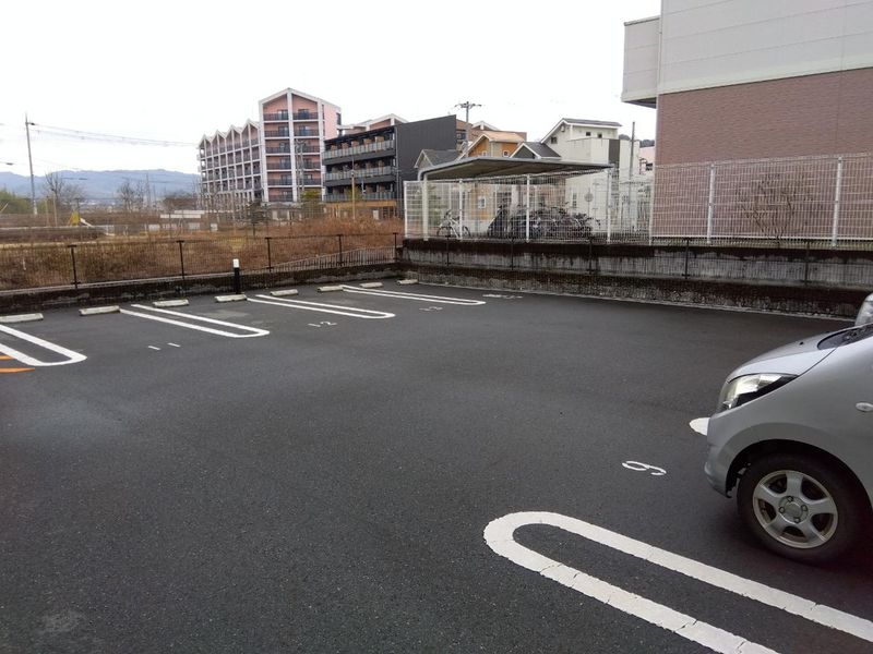 レオパレスリベルテ 駐車場
