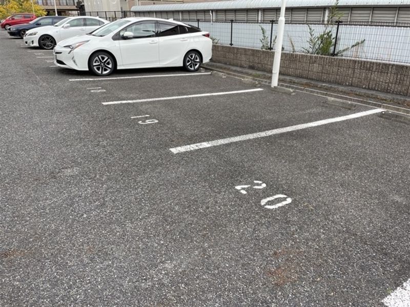 レオパレス暁 駐車場