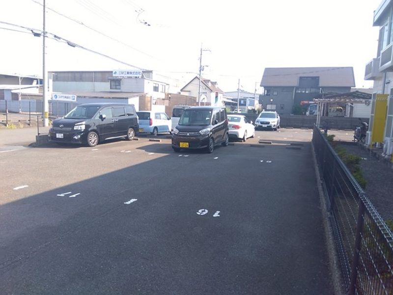 レオパレス東手城 駐車場