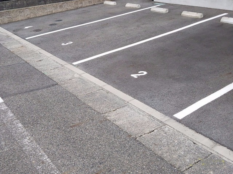 LEONEXT Koushin II 停车场