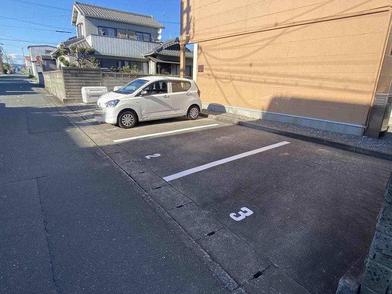 レオパレス露萩 駐車場