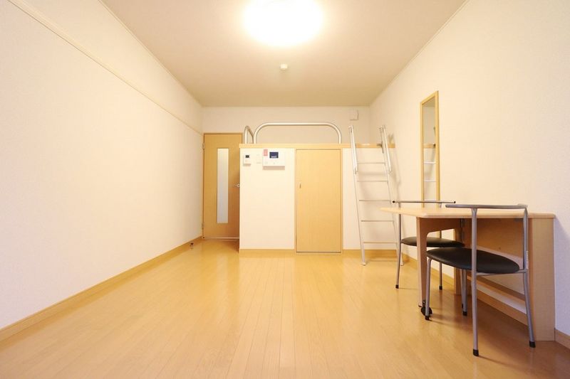 レオパレスラ　グラシューズ 居間