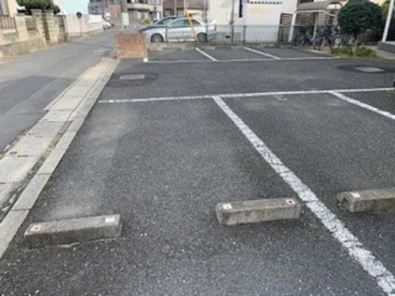 レオパレストミーヒルズＣ 駐車場