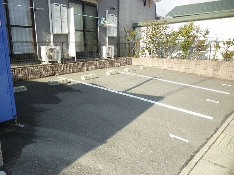 レオパレスワイズドルチェ 駐車場