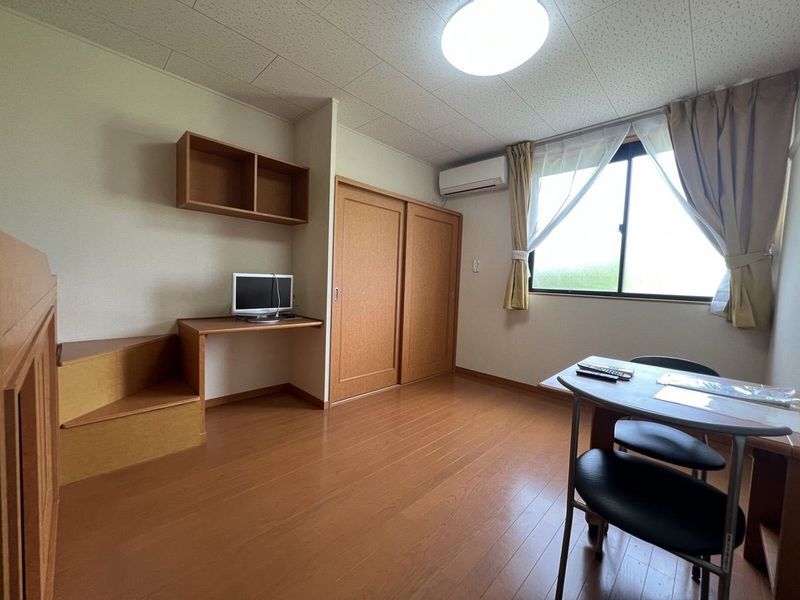 レオパレスクレシア 居間