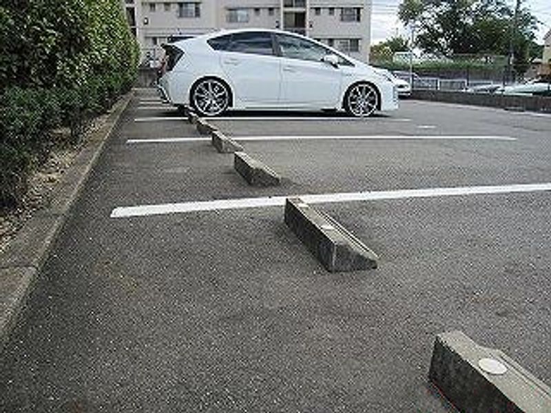 レオパレスハニーレイク 駐車場