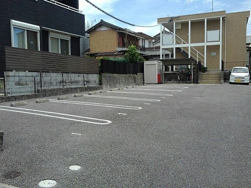 レオパレス楠 駐車場