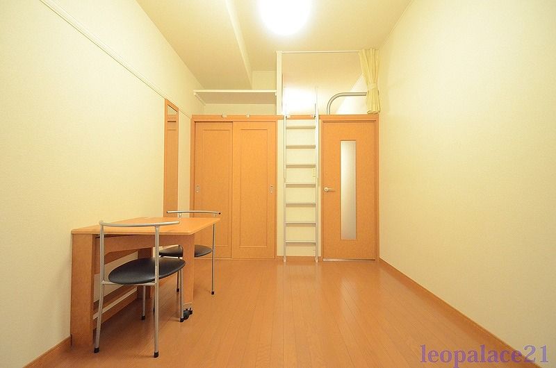 レオパレス天神 居間