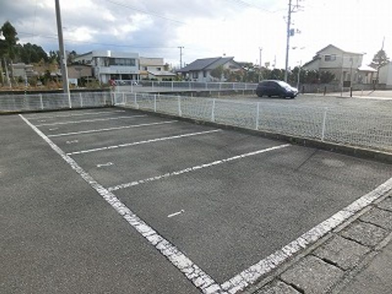 レオパレスサンフェストコート 駐車場