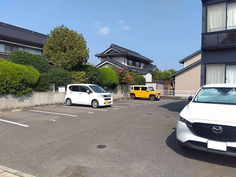 レオパレスエスターテベント 駐車場