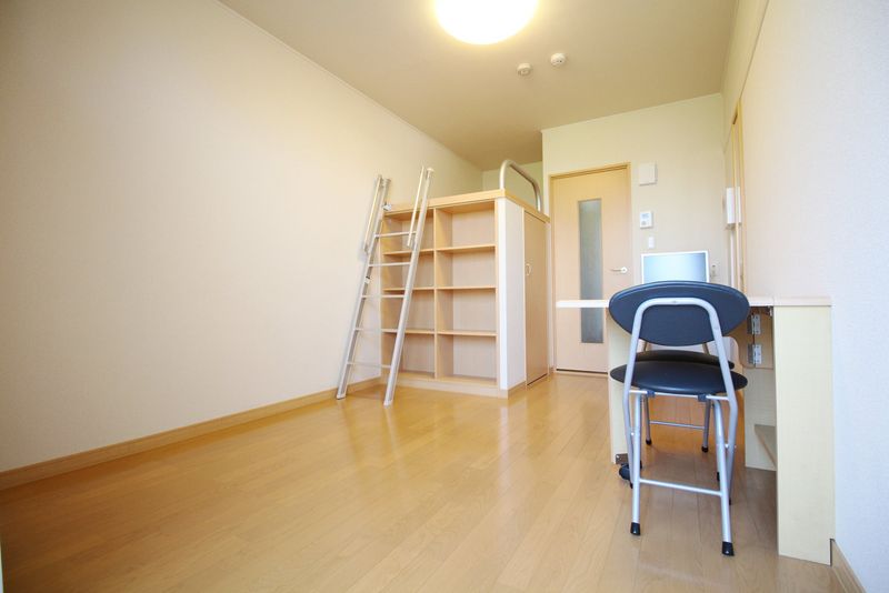レオパレス若葉 居間