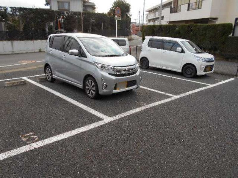 レオパレスボヌールメゾンＤ 駐車場