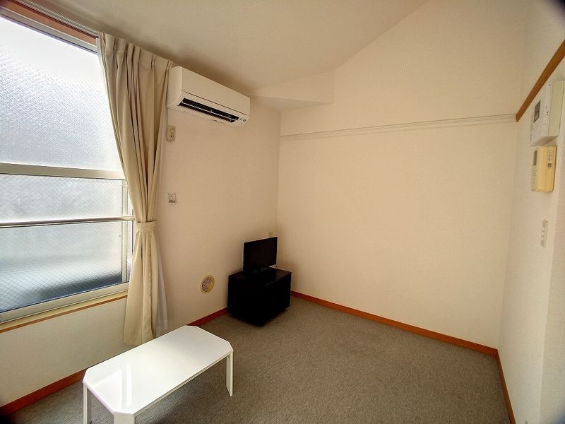 レオパレスメゾン・ド・ユキ 居間