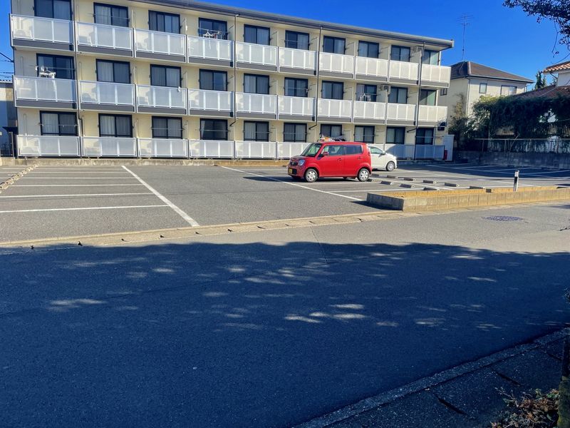 レオパレストラストワーズィ 駐車場