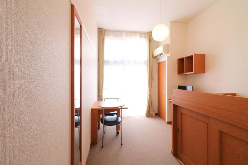 レオパレス西京 居間