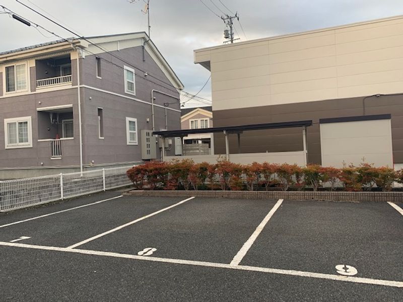 レオパレスびーんず 駐車場