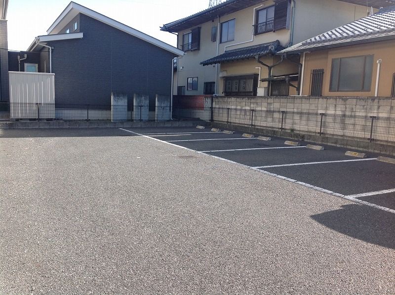 レオパレスラピス 駐車場