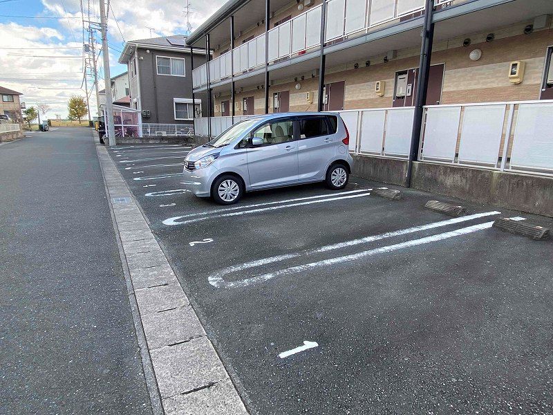 レオパレスエスカーラ 駐車場