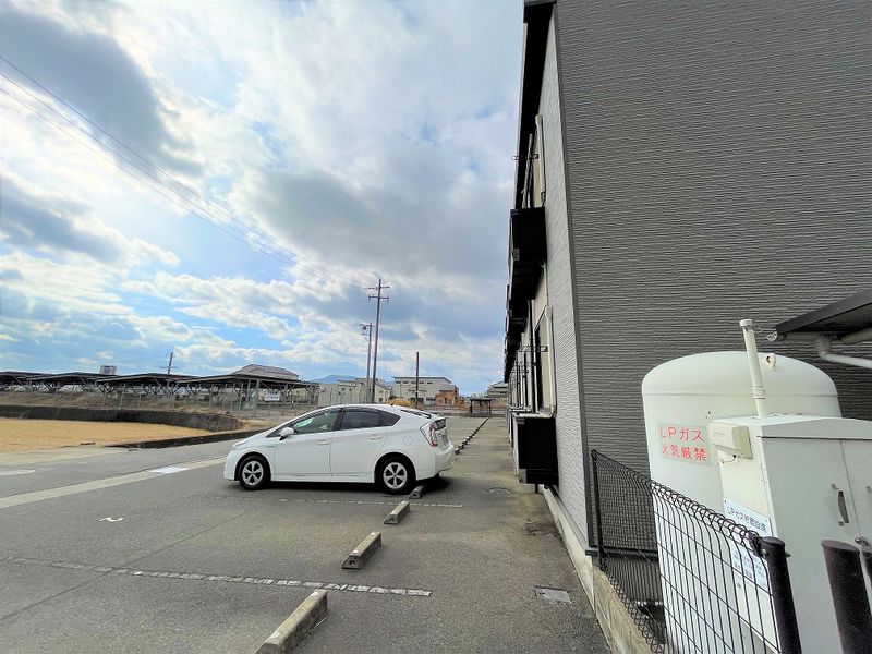 レオパレスエミネンスコート 駐車場