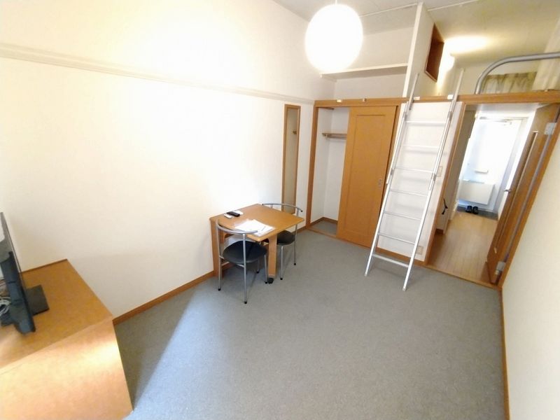 レオパレスカサベルデ 居間