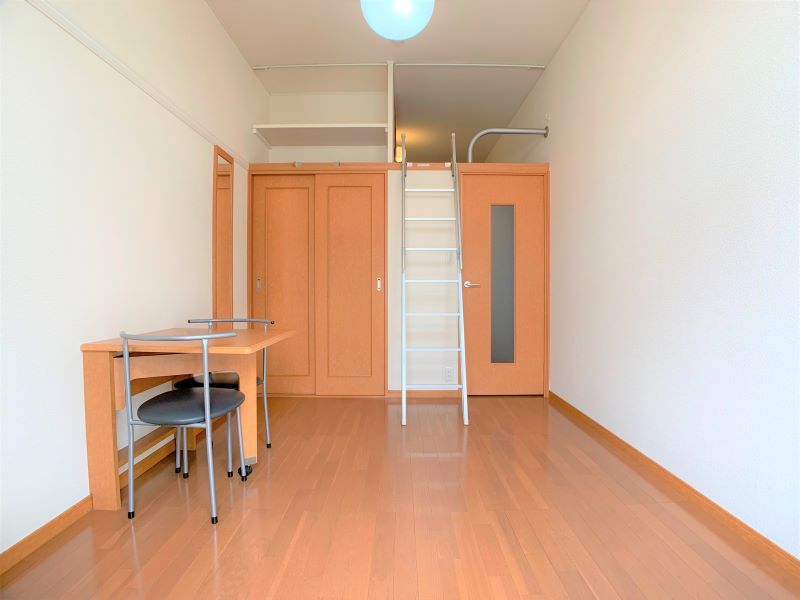 レオパレスプランセル南陽 居間