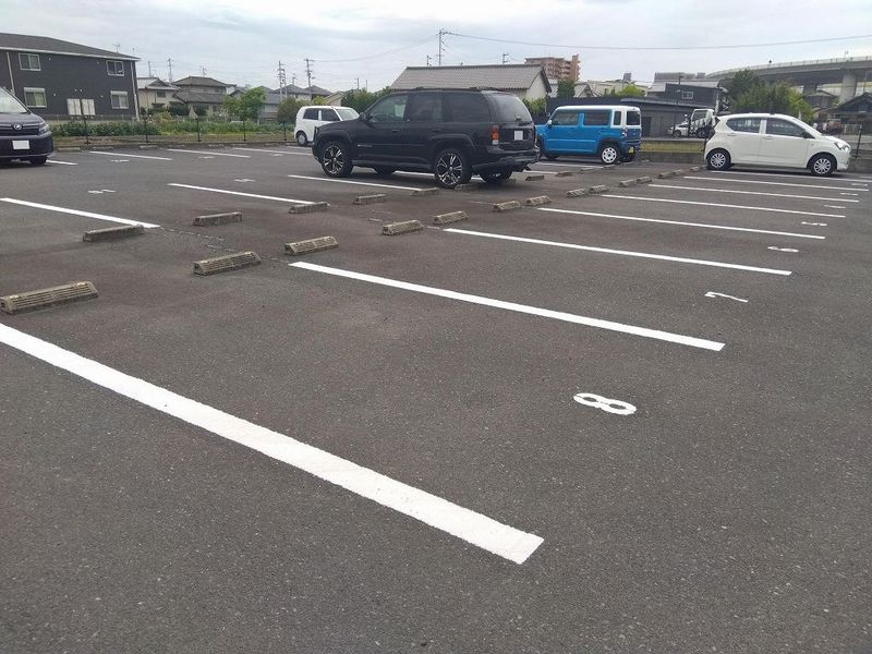 レオパレスラ　スリーズ 駐車場