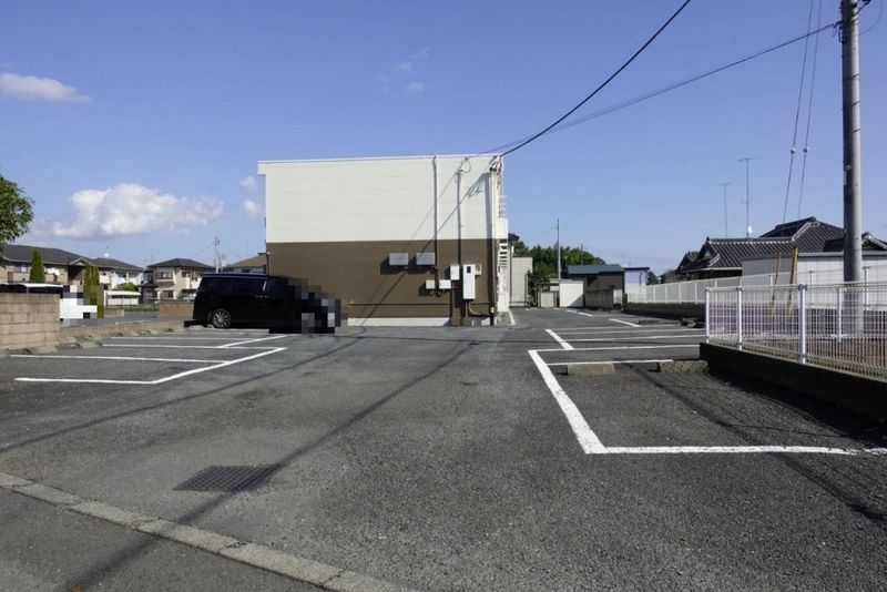 レオパレスアザレア 駐車場
