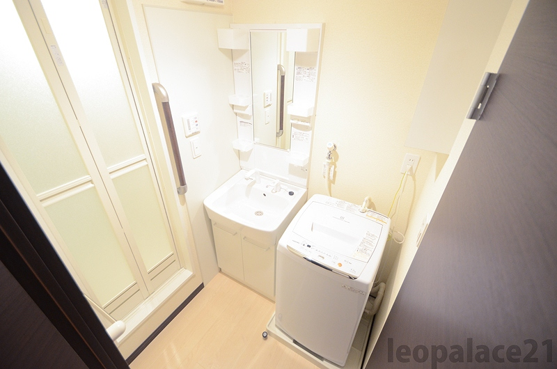 LEONEXT marin Washroom