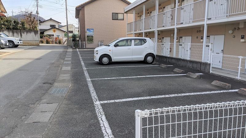レオパレスリベラ 駐車場