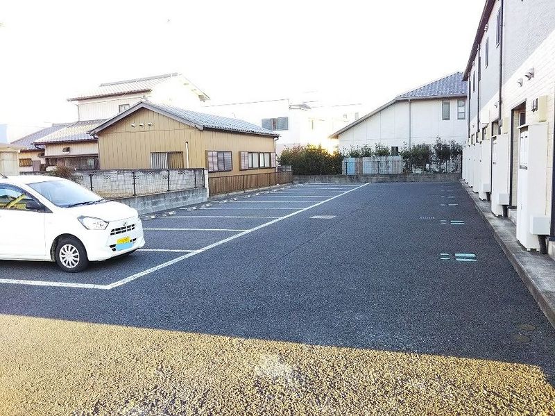 レオパレスグランシャリオ 駐車場