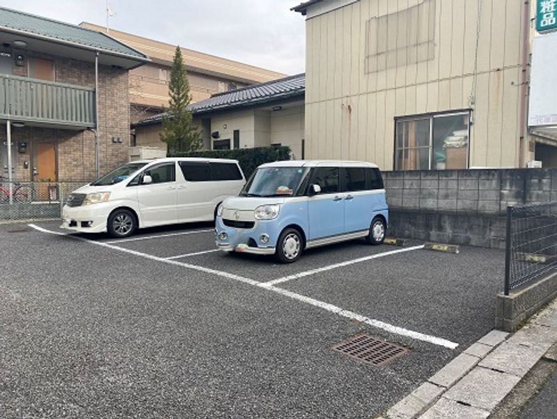 レオパレスロイヤルシティ茜 駐車場