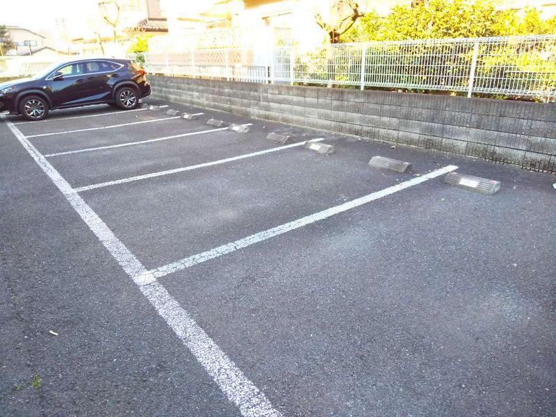 レオパレスルミエール藍 駐車場